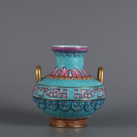 A  piece of Qing Qianlong year green painted gold carved banana back pattern amphora