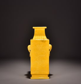 A piece of Qing Qianlong Jiaohuang glaze engraved dragon pattern square bottle