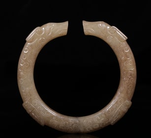 A piece of Hetian jade hook moire double dragon pendant