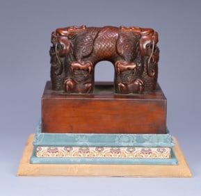 A large seal of an old boxwood crossover dragon button