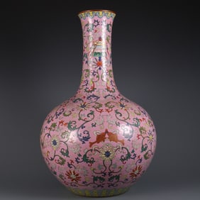 A piece of the Qianlong year of the Qing Dynasty made rouge powder ground foreign color entwined