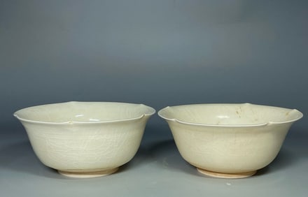 A pair of Tang Dynasty Sui white porcelain