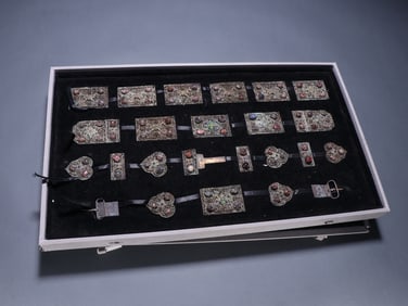 A set of Tang sterling silver filigree inlaid with gemstone bands