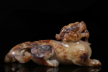 A piece of Hetian jade seed material with skin looks at the sky and roars