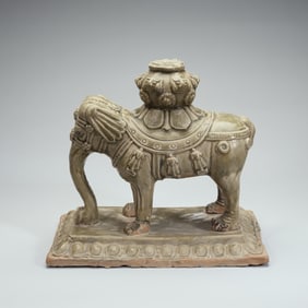 A piece of Song Dynasty Yue kiln Taiping has an elephant ornament