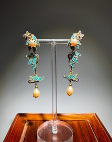 A pair of Qing Dynasty dotted emerald earrings