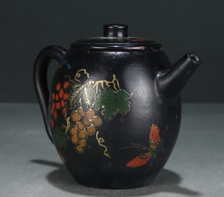 A piece of Qianlong purple clay pot