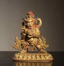 A Qing Dynasty bronze gilt statue of Daweide King Kong