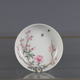 A small dish of pastel over the wall floral pattern made in the year of Yongzheng in the Qing