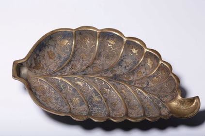 A Tang dynasty silver-gilt engraved floral pattern leaf-shaped tray