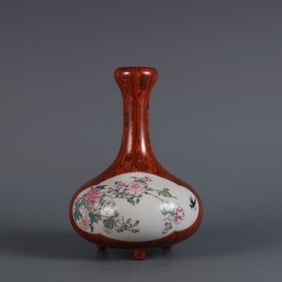 A piece of Qing Qianlong year made wood grain glaze open light pastel floral pattern three-legged
