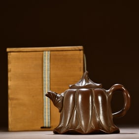 A lotus leaf-shaped purple clay pot