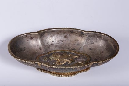 A Tang Dynasty silver-gilt engraved Capricorn fish pattern begonia plate