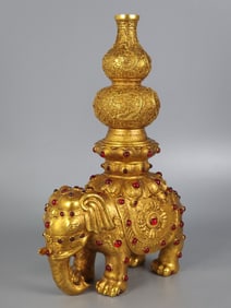 A piece of bronze gilt is too peaceful