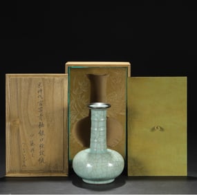 A piece of Southern Song Dynasty official kiln blue glaze silver mouth string pattern bottle