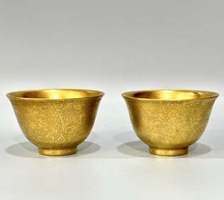 A pair of Qing Yongzheng: carved ten thousand flowers gilt cup