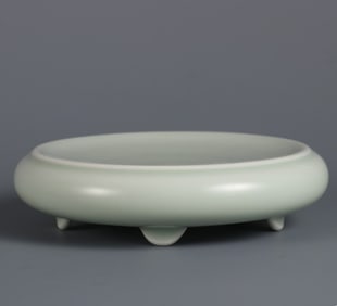 A piece of Qing Qianlong year bean green glaze pot bearing