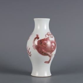 A small bottle with red red dragon pattern in the glaze made in the year of Yongzheng in the Qing