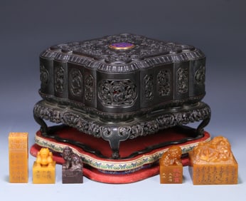 A set of Qing Qianlong red sandalwood box Tian Huangshi beast button seals