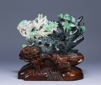 An old jadeite is happy to be on the eyebrows of the mountain ornament