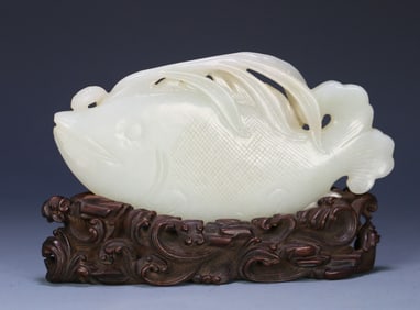A piece of Qing Hetian jade has a fish ornament