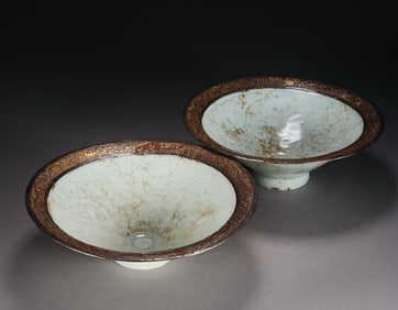 A pair of Hutian kiln carved flowers