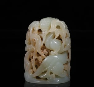 A piece of Ming Dynasty Hetian jade dragon wears the top of the furnace