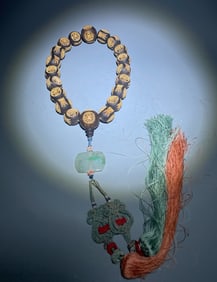 A piece of Chen Xiang inlaid with the word longevity eighteen seeds handheld