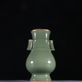 A piece of Song Longquan kiln wrapped gold ear bottle