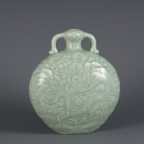A piece of Qing Qianlong year bean green glaze carved cloud dragon pattern amphora flat bottle
