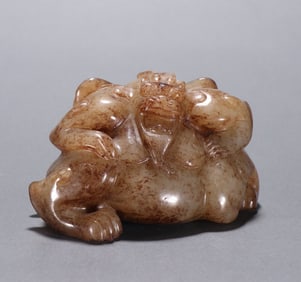 A Han Hetian jade bear carving