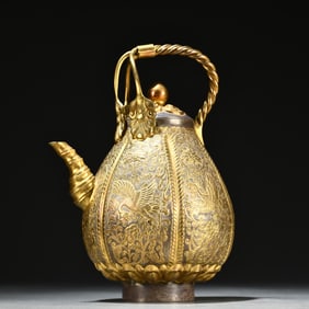 A piece of Tang sterling silver gilt flower and bird pattern handle jug