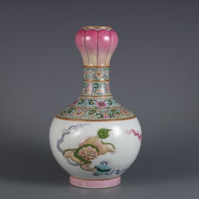 A piece of Qianlong in the Qing Dynasty pastel carved lion play ball garlic bottle