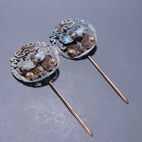 A pair of silver gilt dotted emerald inlaid gemstone hairpins