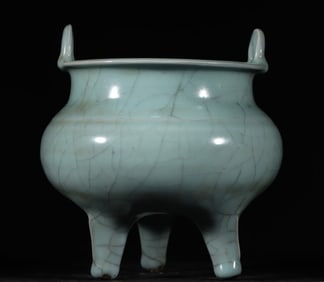 A piece of Qing Dynasty official kiln powder green glaze three-legged furnace