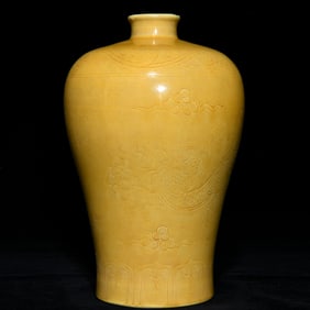 A piece of Ming Yongle yellow glaze engraved dragon pattern plum vase