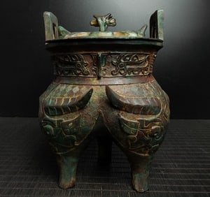 A Shang and Zhou bronze - the beast face stands on the tripod