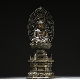 A bronze tire is like a statue