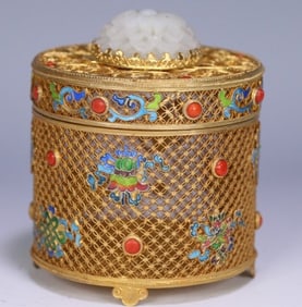 A piece of late Qing silver gilt filigree inlaid with Hetian jade dark eight immortal cover