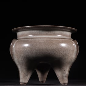 A piece of Song Dynasty Longquan kiln furnace