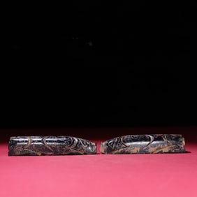 A pair of Hetian jade lacquer painted eight-knife pigs