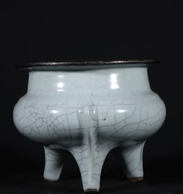 A Song Dynasty official kiln moon white glaze inlaid silver buckle stove