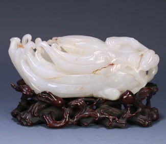 A piece of Qing Dynasty red sandalwood and Tian jade Buddha hand washed