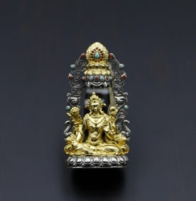 A piece of the old heaven and earth pearl green Tara pendant