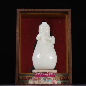 A piece of Qing Hetian jade embossed dragon bottle