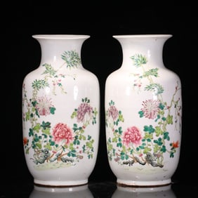 A pair of The Qing Dynasty pastel flower bottles