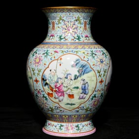A piece of Qianlong in the Qing Dynasty turquoise glazed pastel window baby play picture bottle