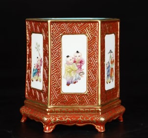 A fine pastel gold-painted character story pen holder