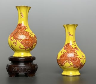 A piece of Qianlong year yellow alum red painted gold lion rolling hydrangea bat begonia bottle