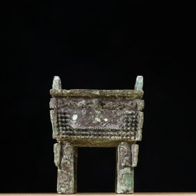 A gluttonous pattern beast face square bronze tripod